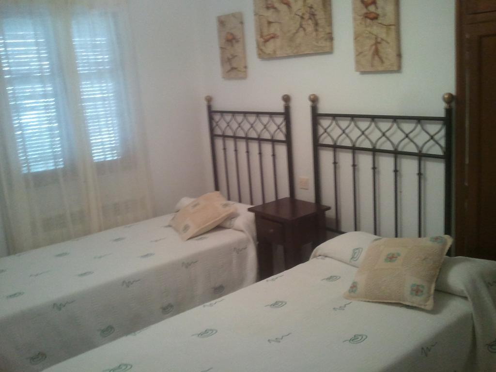 Hostal-Restaurante Fogon De Gredos Guisando Ruang foto