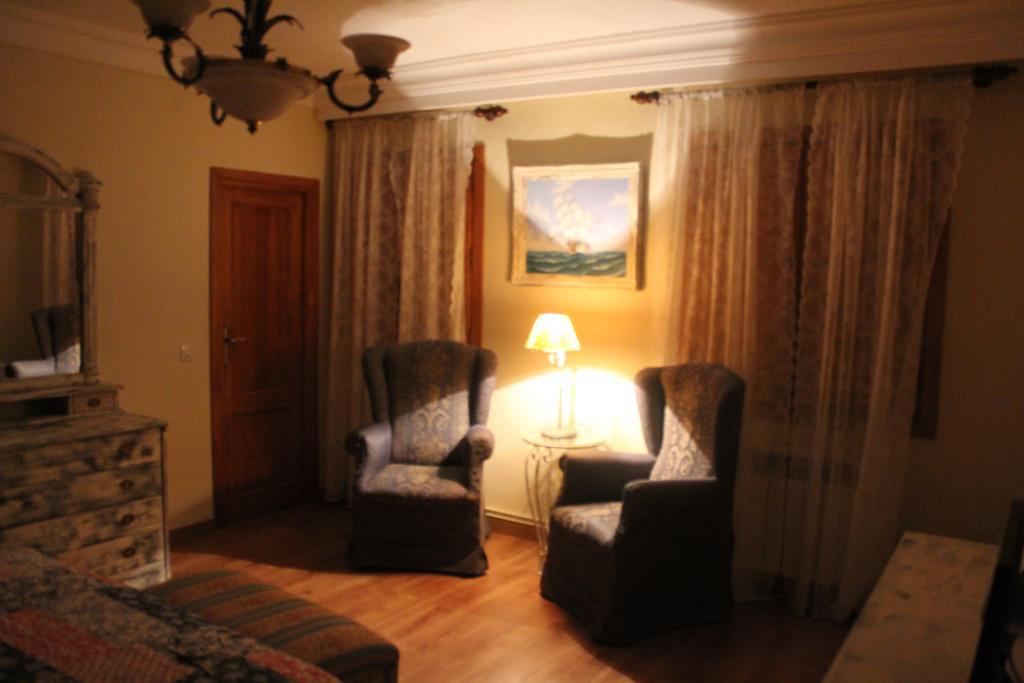 Hostal-Restaurante Fogon De Gredos Guisando Bagian luar foto