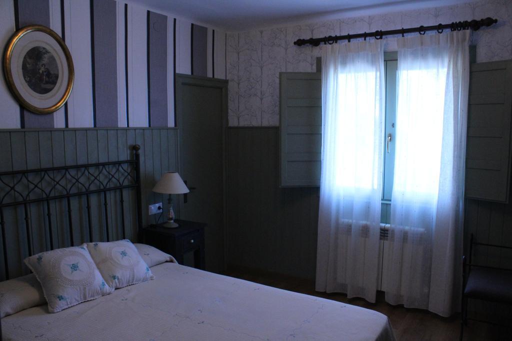 Hostal-Restaurante Fogon De Gredos Guisando Bagian luar foto